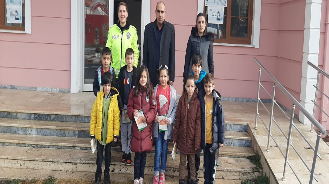 Öğrencilerimiz Esentepe Mahallesi Çocuk Trafik Eğitim Parkı'nda trafik eğitimi aldı.